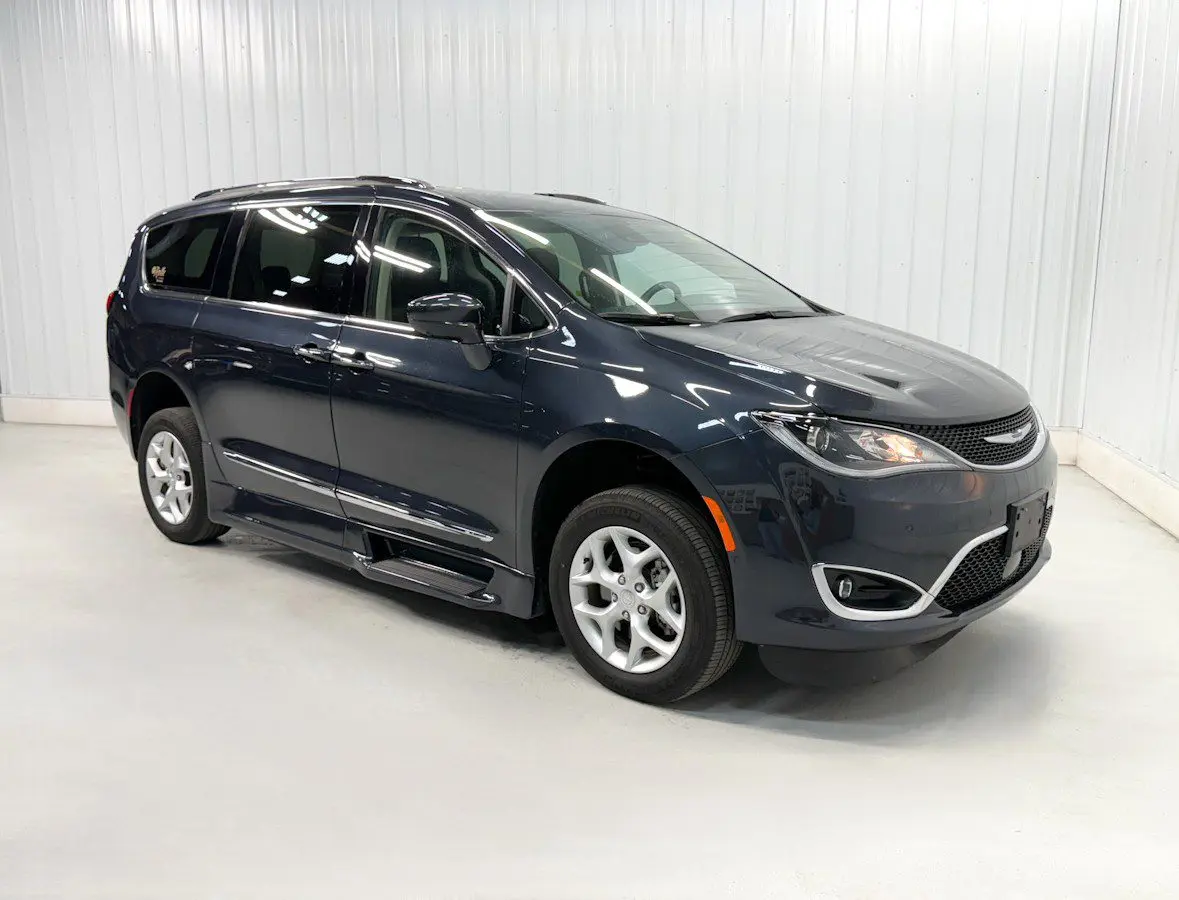 2020 Chrysler Pacifica Touring L Plus photo 3