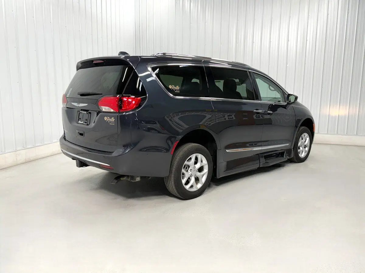 2020 Chrysler Pacifica Touring L Plus photo 4