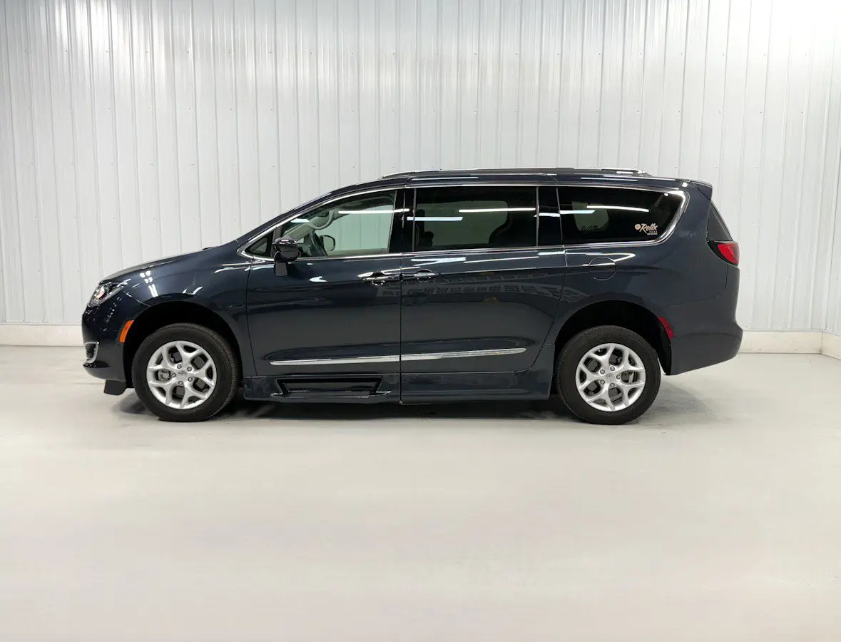 2020 Chrysler Pacifica Touring L Plus photo 5