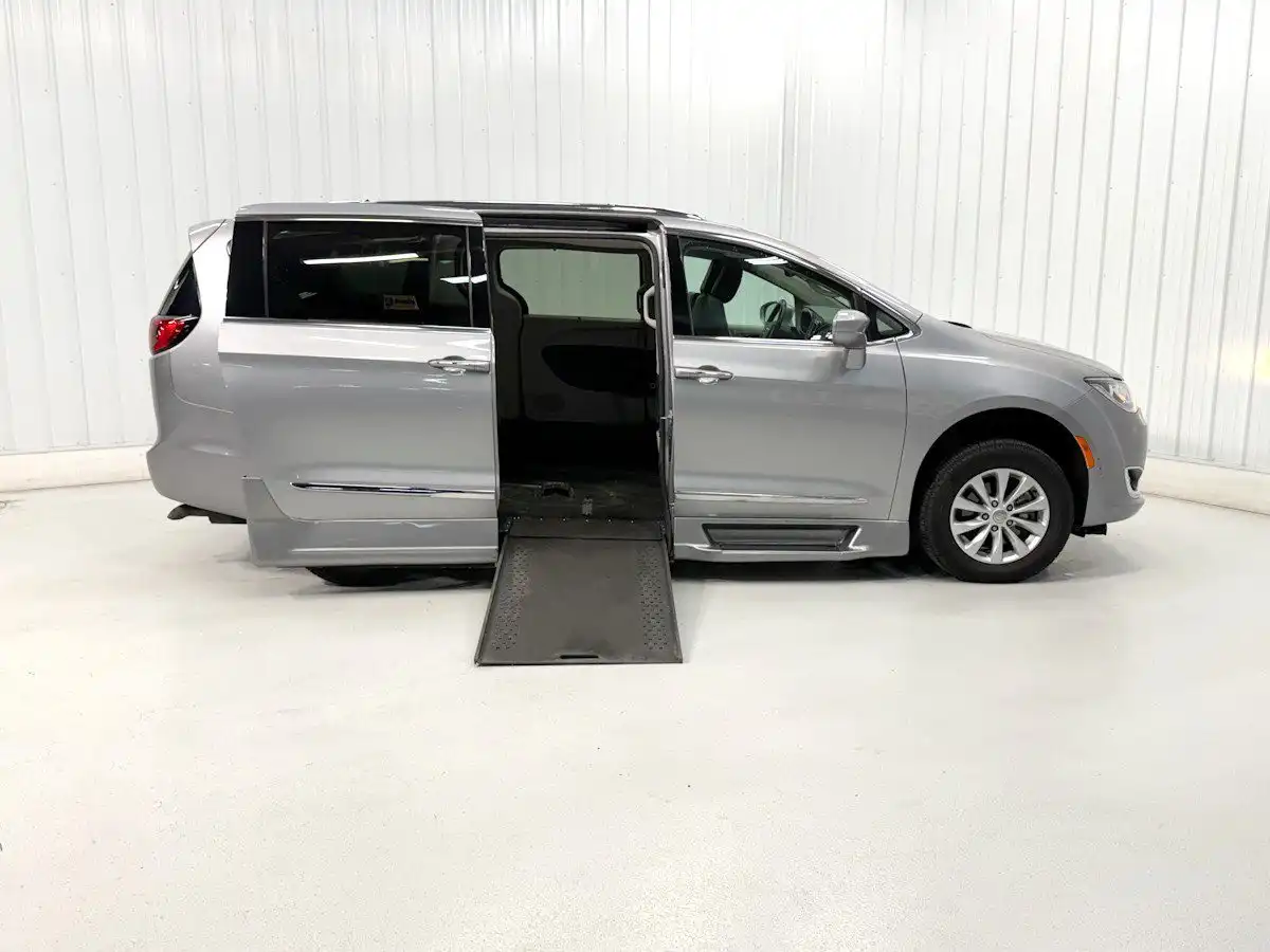 2018 Chrysler Pacifica Touring L's photo