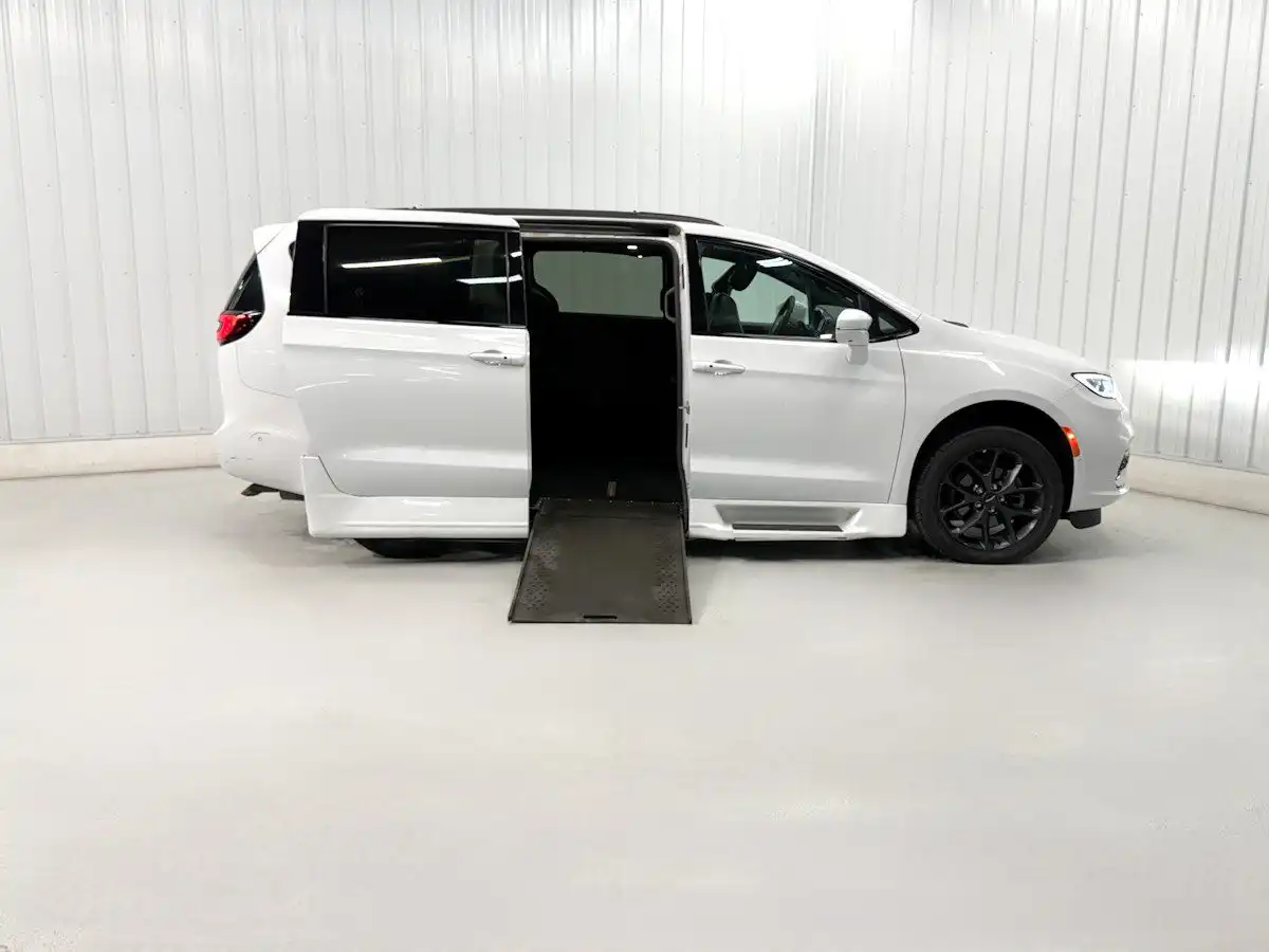 2022 Chrysler Pacifica Limited's photo