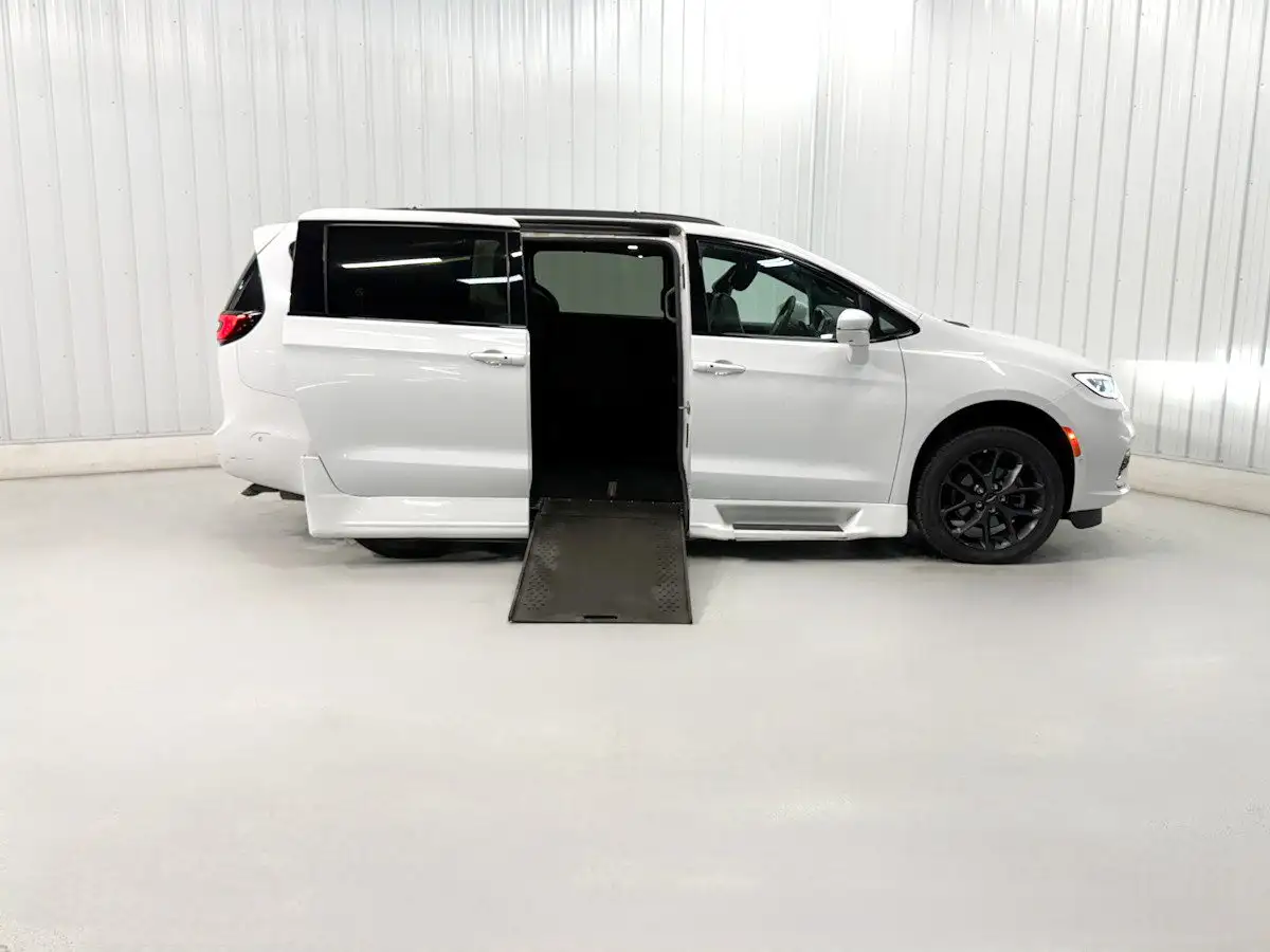 2022 Chrysler Pacifica Limited's photo