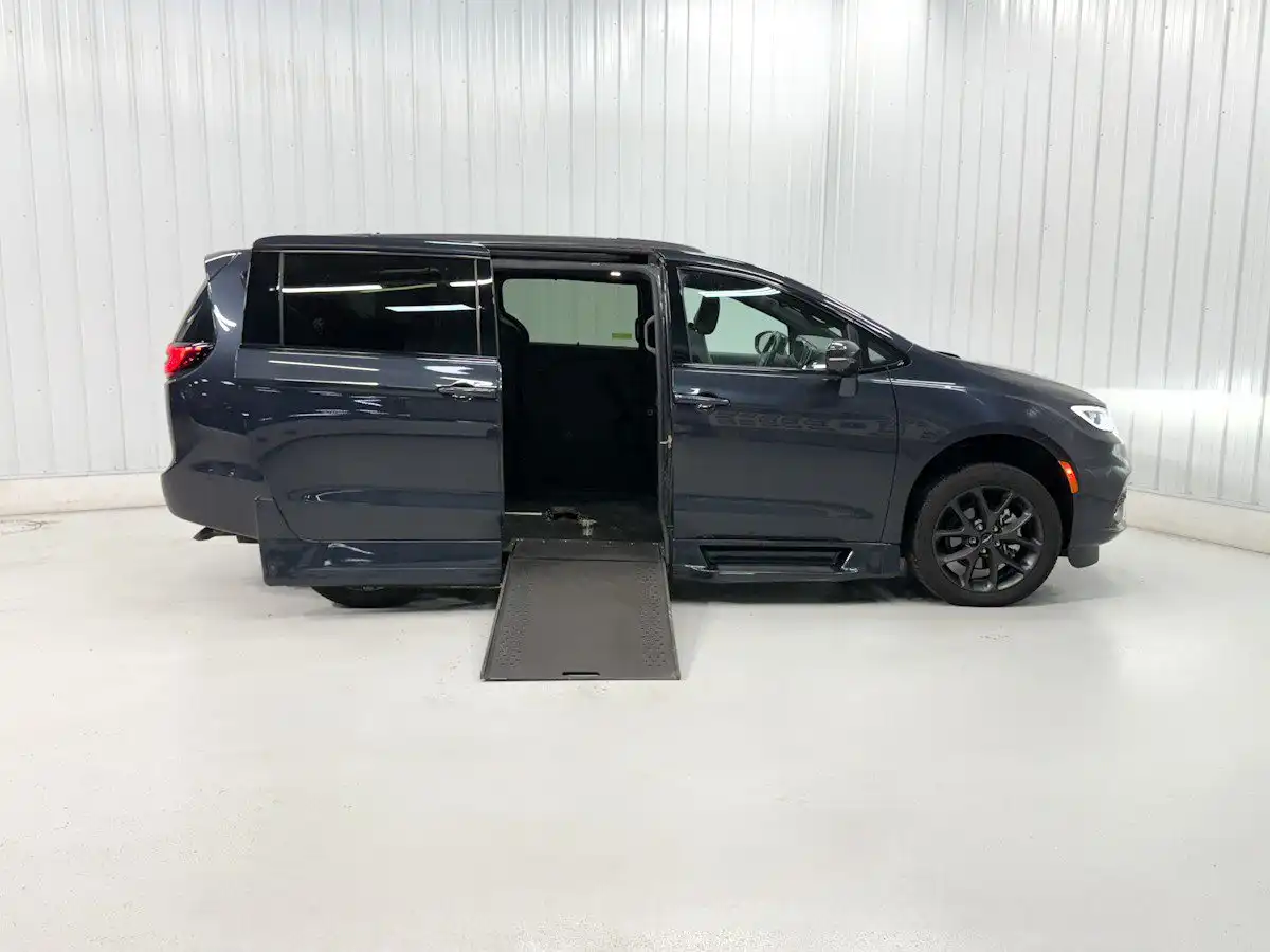 2021 Chrysler Pacifica Touring L's photo