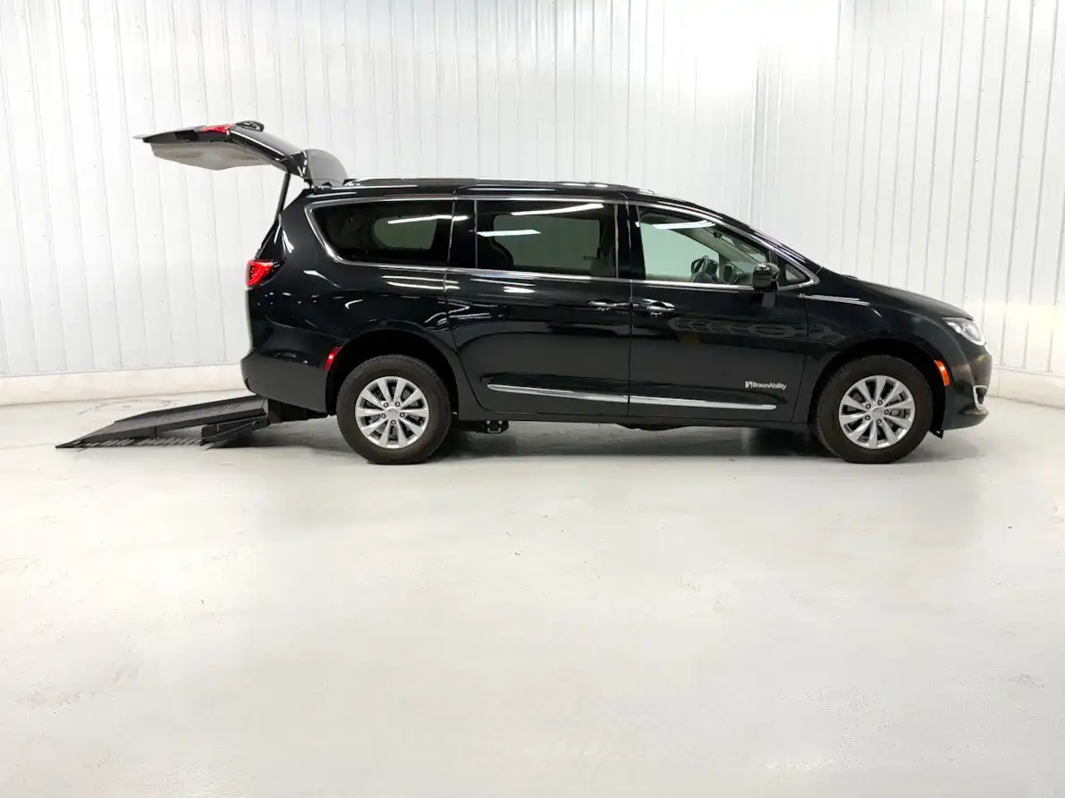 2018 Chrysler Pacifica Touring L's photo