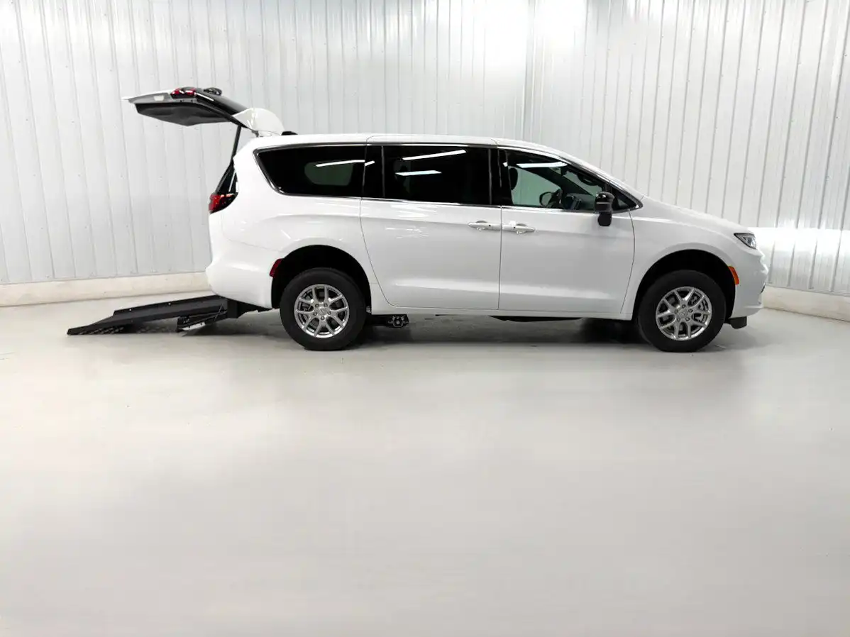 2026 Chrysler Pacifica Select's photo