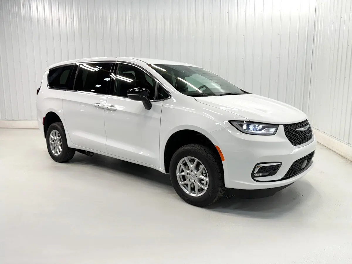 2026 Chrysler Pacifica Select photo 3