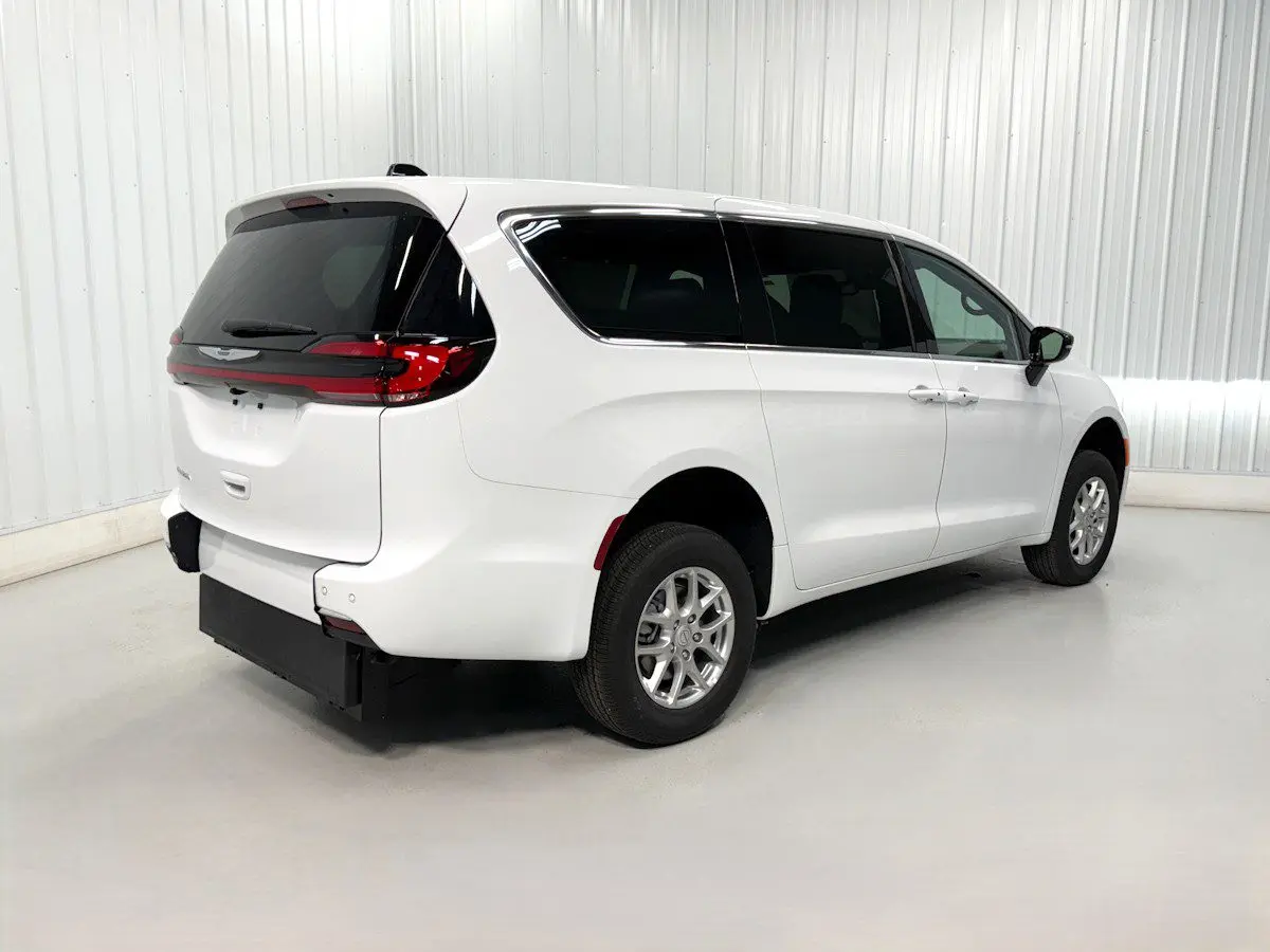 2026 Chrysler Pacifica Select photo 4