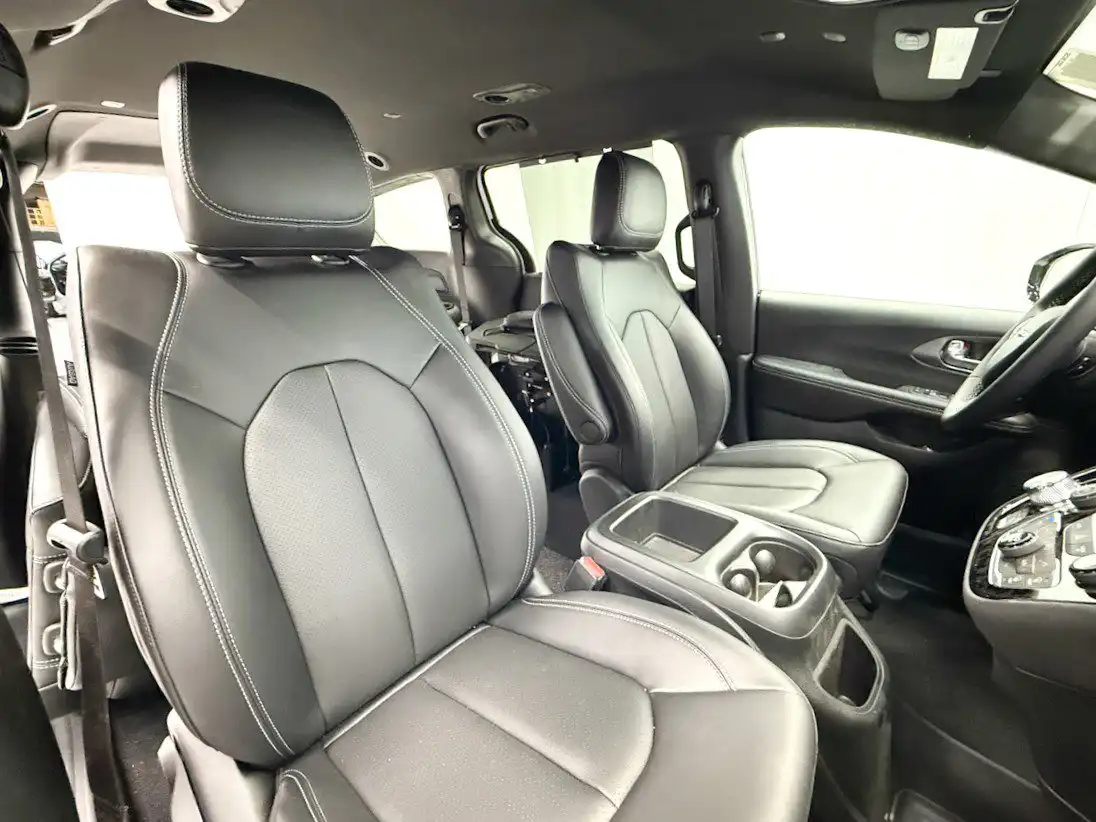 2026 Chrysler Pacifica Select's photo