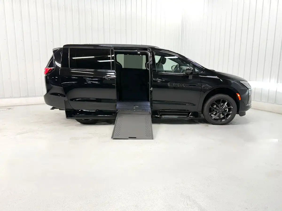 2027 Chrysler Pacifica Limited's photo