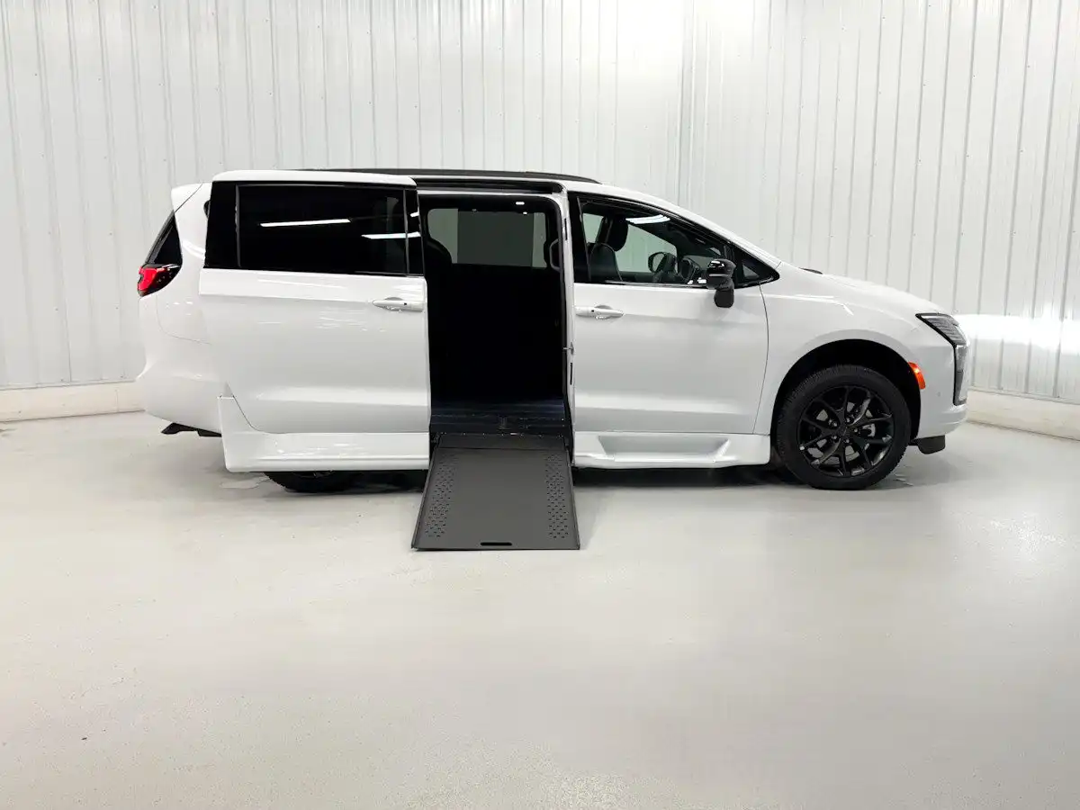 2027 Chrysler Pacifica Limited's photo