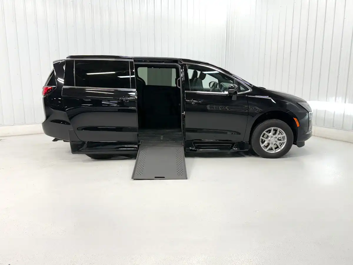 2027 Chrysler Pacifica Select's photo