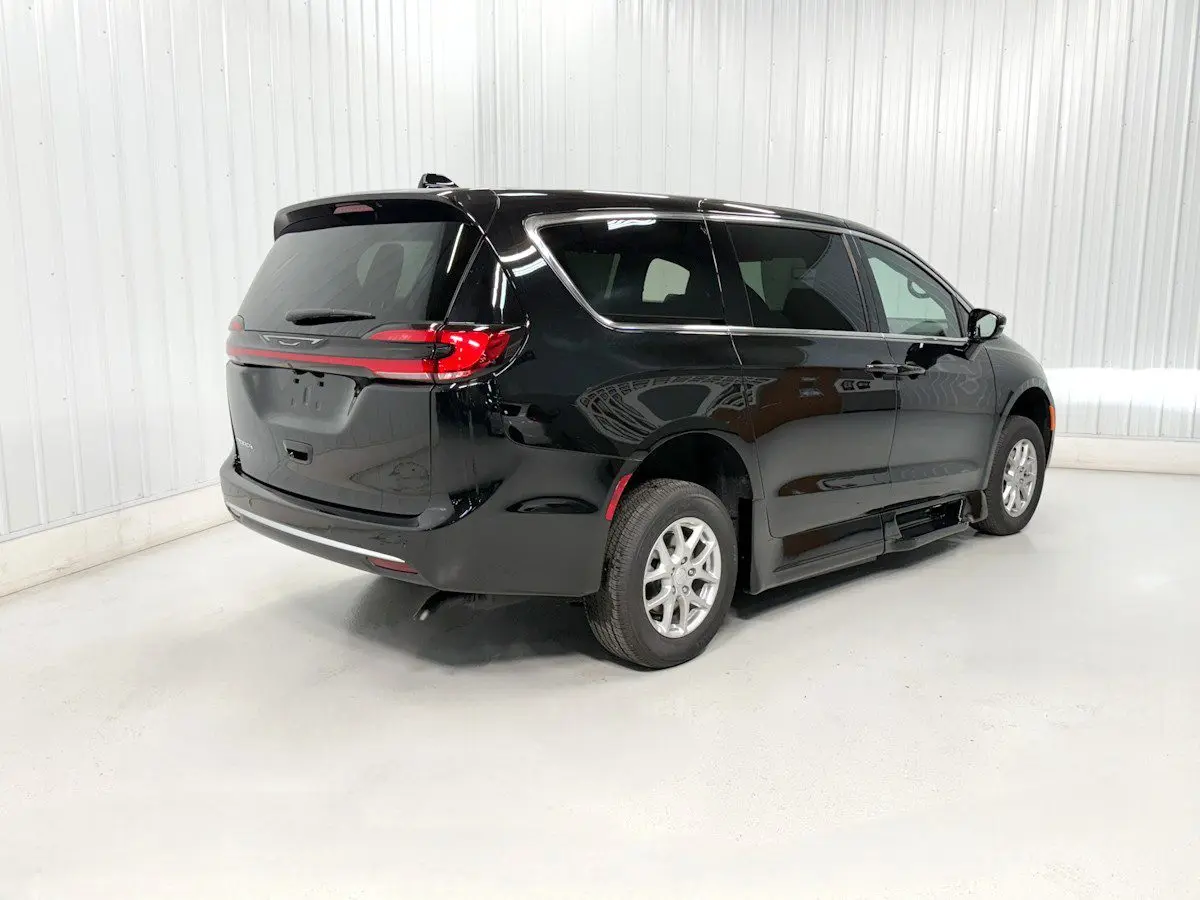 2027 Chrysler Pacifica Select photo 4