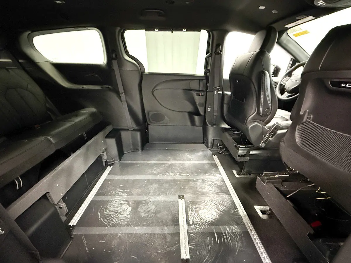 2027 Chrysler Pacifica Select photo 5
