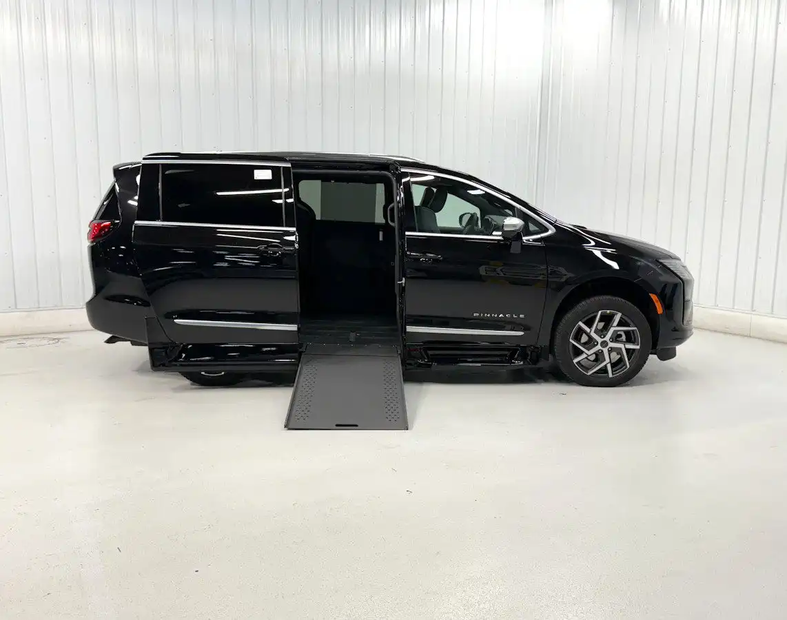 2027 Chrysler Pacifica Pinnacle's photo