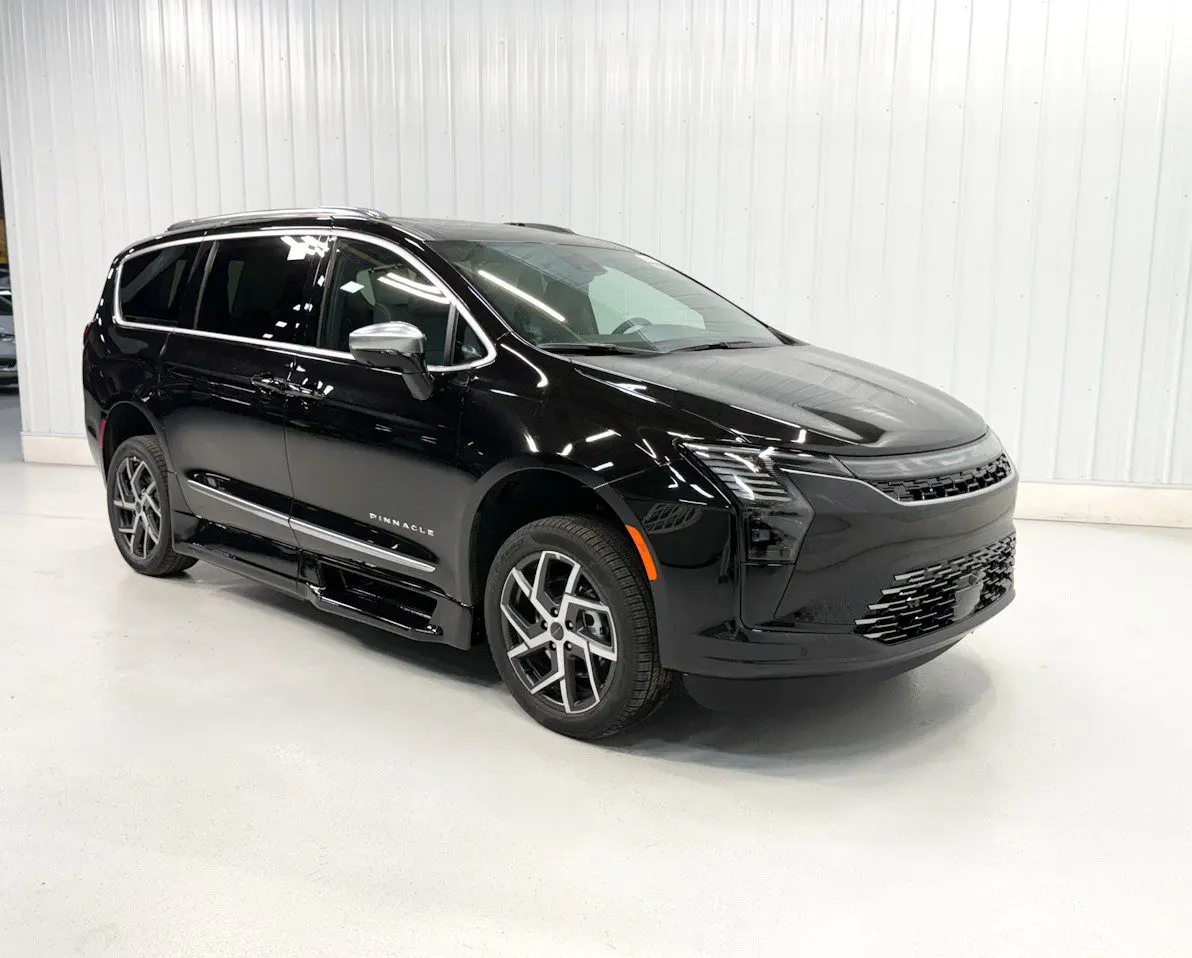 2027 Chrysler Pacifica Pinnacle photo 3