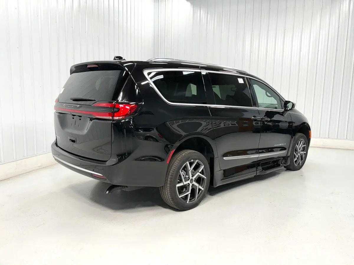 2027 Chrysler Pacifica Pinnacle photo 4