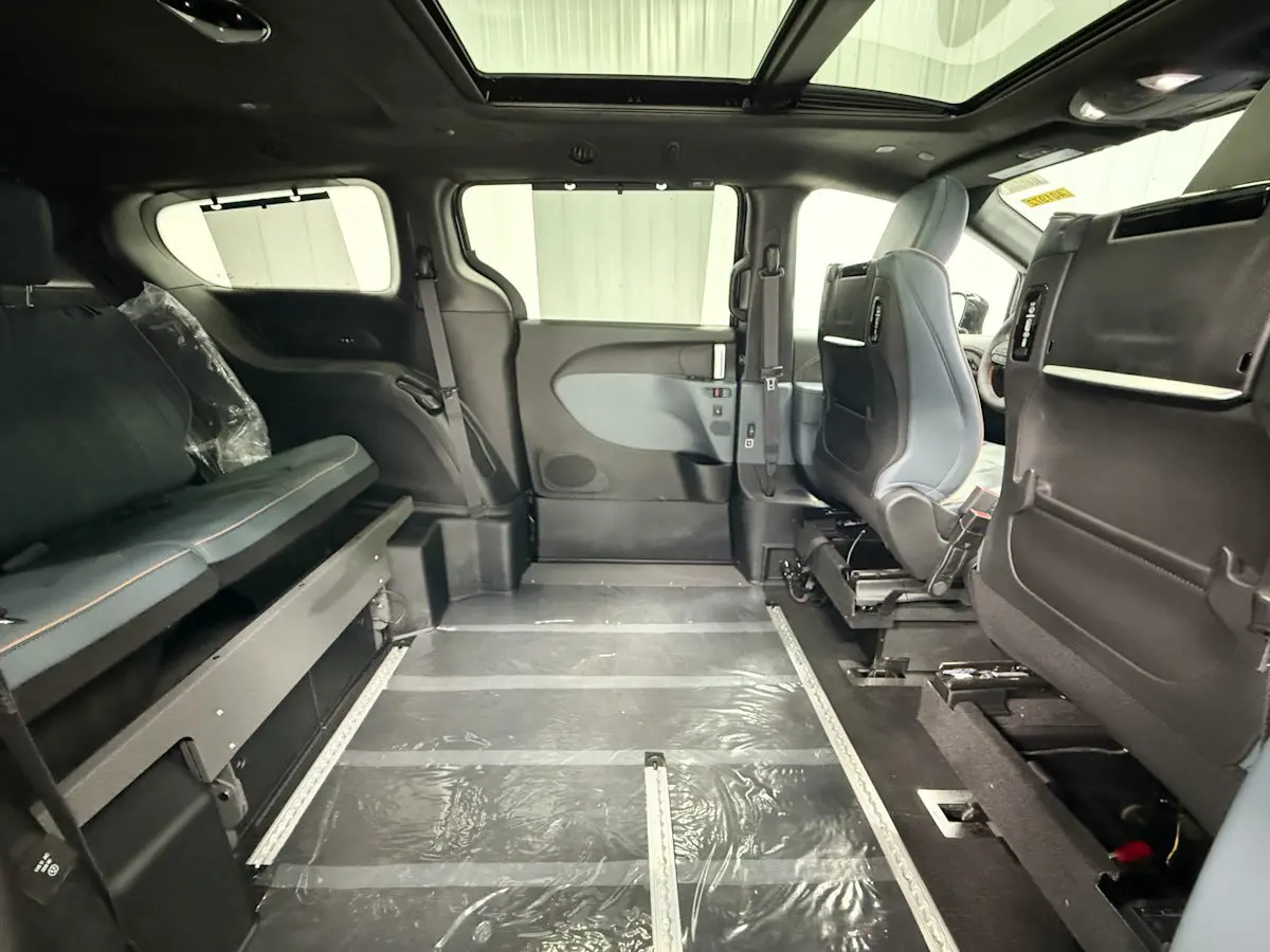 2027 Chrysler Pacifica Pinnacle photo 5