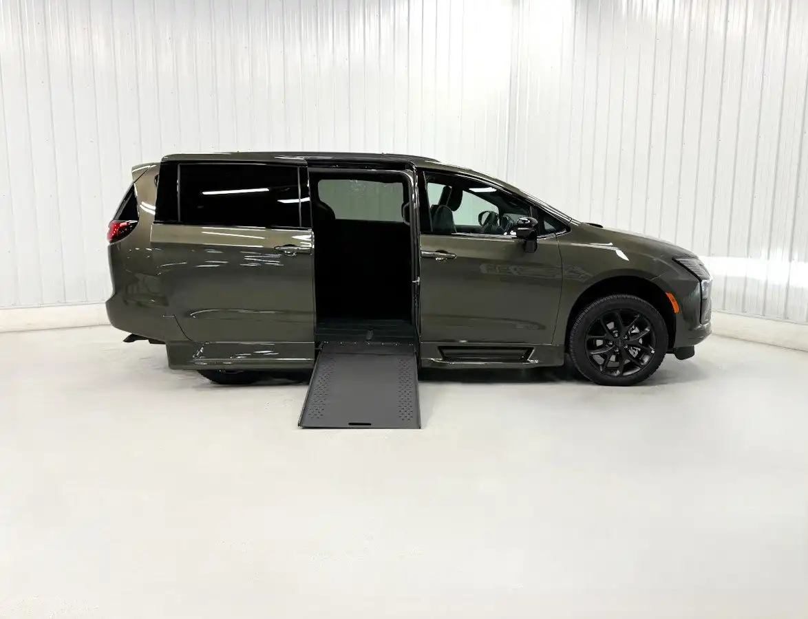 2027 Chrysler Pacifica Limited's photo