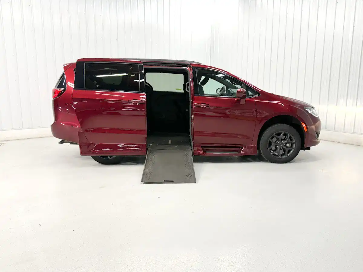 2020 Chrysler Pacifica Touring L Plus's photo