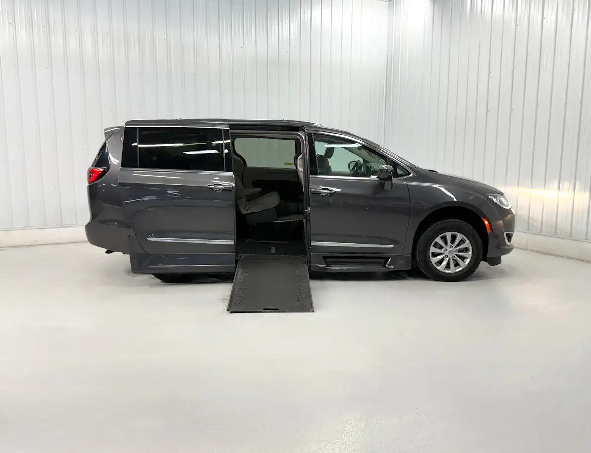 2018 Chrysler Pacifica Touring L Plus's photo