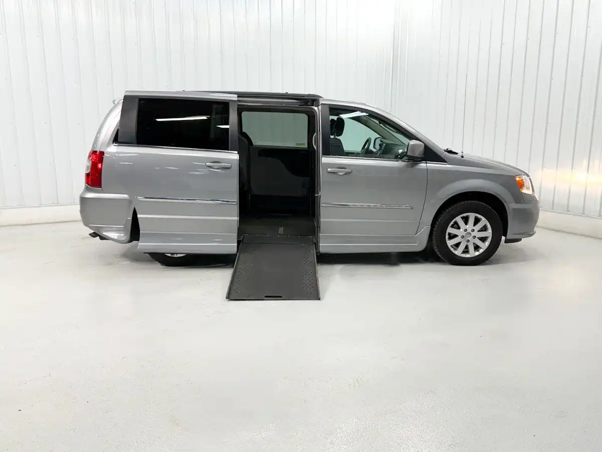 2016 Chrysler Town & Country Touring's photo