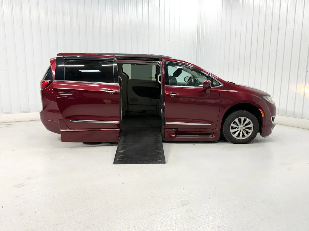 2017 Chrysler Pacifica Touring L photo 1