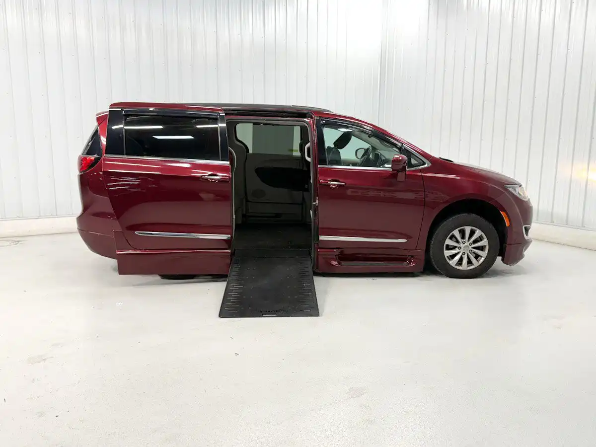 2017 Chrysler Pacifica Touring L's photo