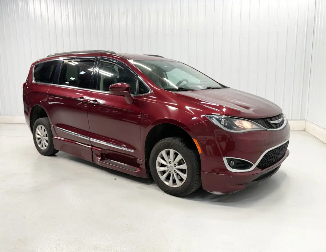 2017 Chrysler Pacifica Touring L photo 3