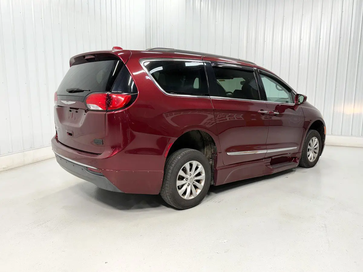 2017 Chrysler Pacifica Touring L photo 4
