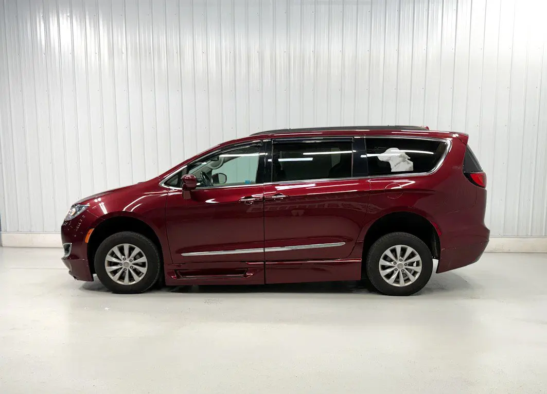 2017 Chrysler Pacifica Touring L photo 5