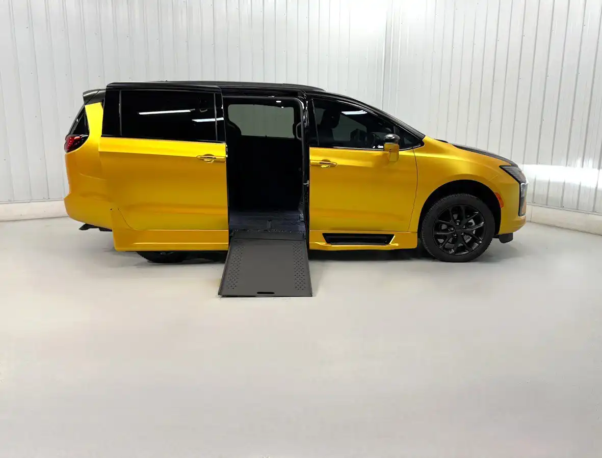 2027 Chrysler Pacifica Limited's photo