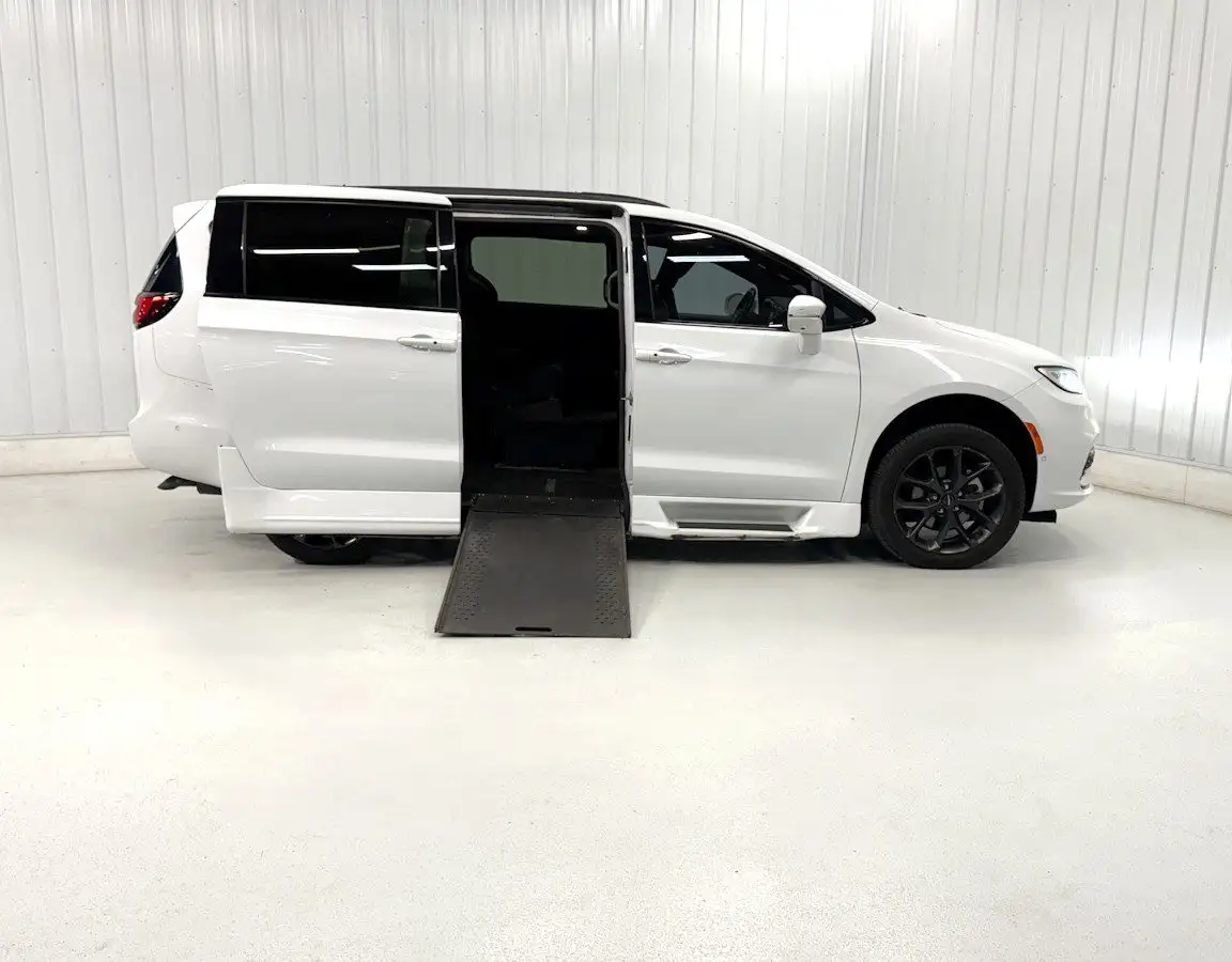 2021 Chrysler Pacifica Touring L's photo