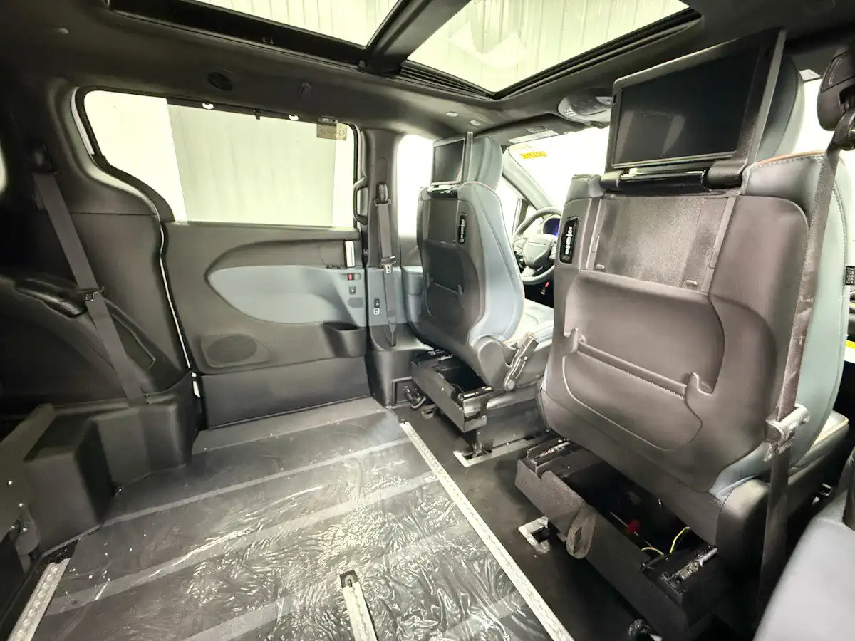 2027 Chrysler Pacifica Pinnacle's photo