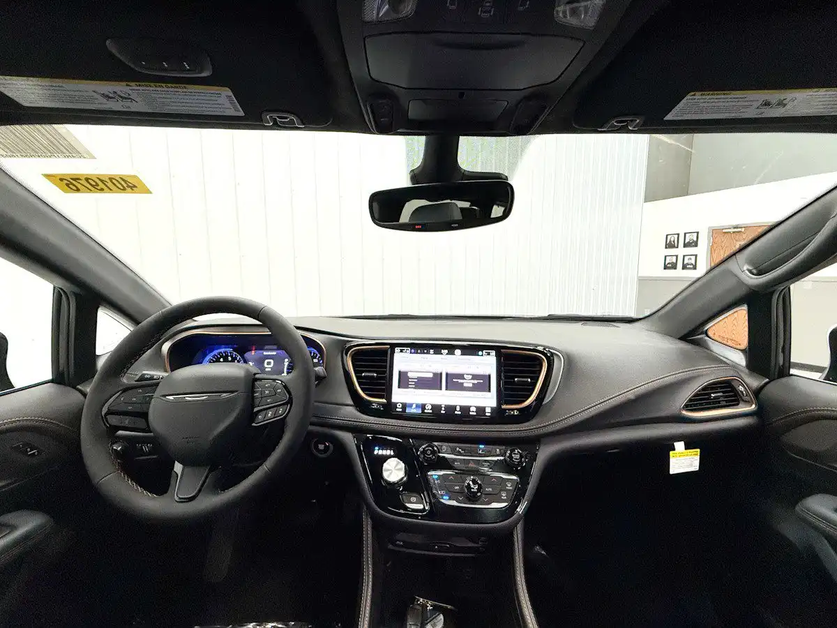 2027 Chrysler Pacifica Pinnacle's photo