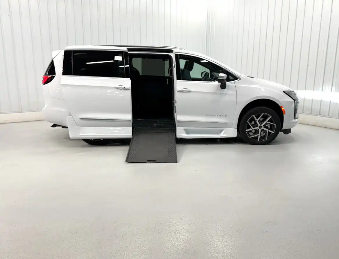 2027 Chrysler Pacifica Pinnacle's photo