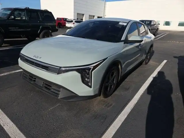 2025 Kia K4 LXS AT's photo