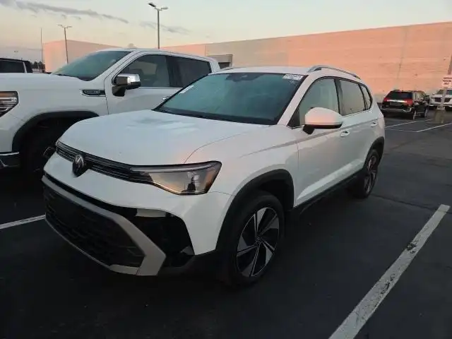 2025 Volkswagen Taos 1.5T SE 4Motion's photo