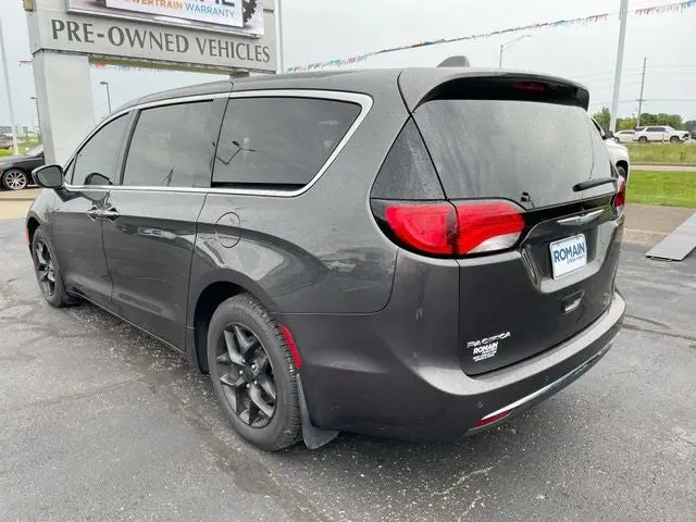 2018 Chrysler Pacifica Touring Plus photo 3
