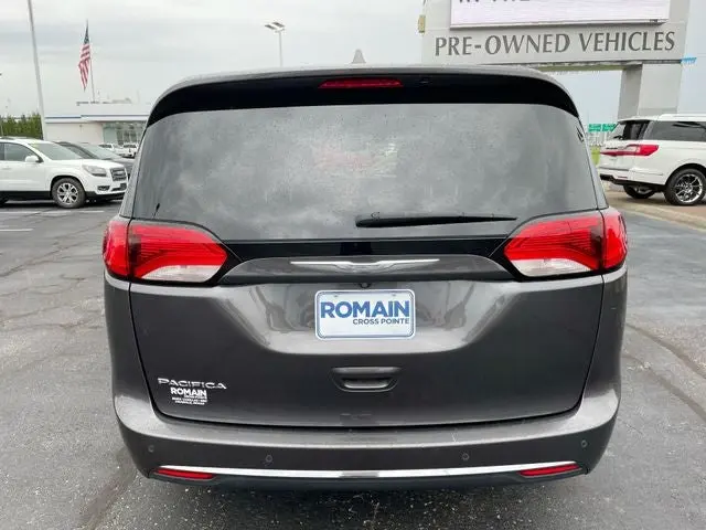 2018 Chrysler Pacifica Touring Plus photo 4