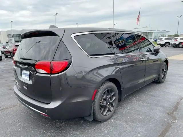 2018 Chrysler Pacifica Touring Plus photo 5