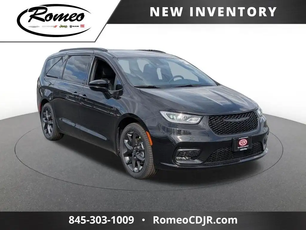 2026 Chrysler Pacifica Select's photo