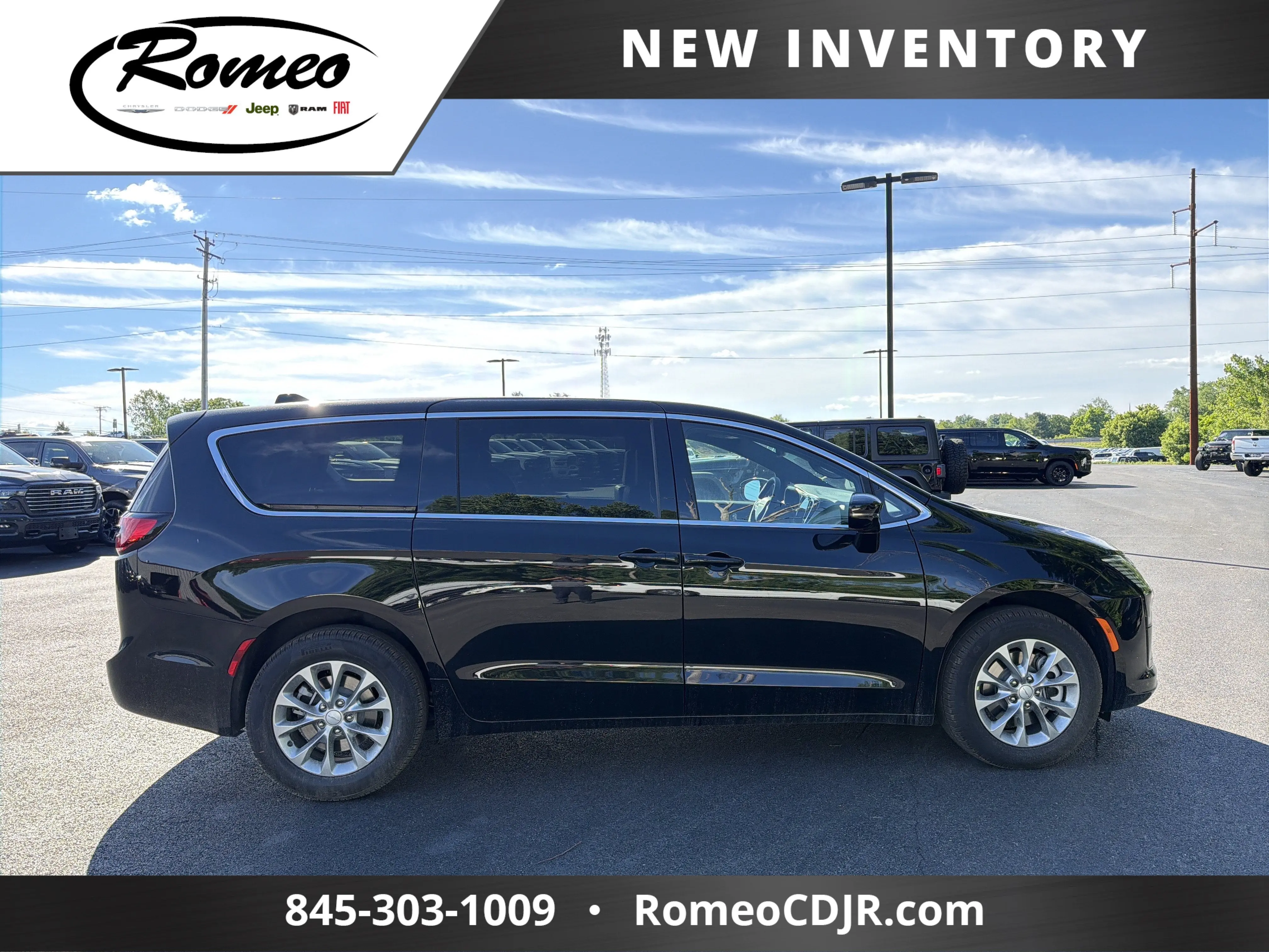 2027 Chrysler Pacifica Select AWD photo 3
