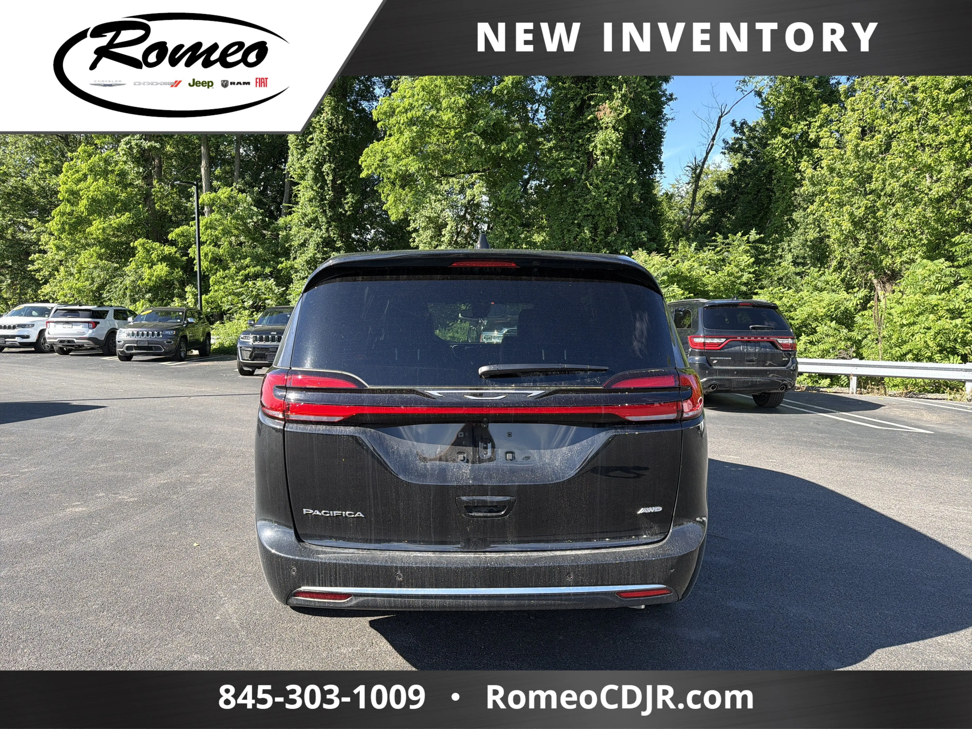 2027 Chrysler Pacifica Select AWD photo 4