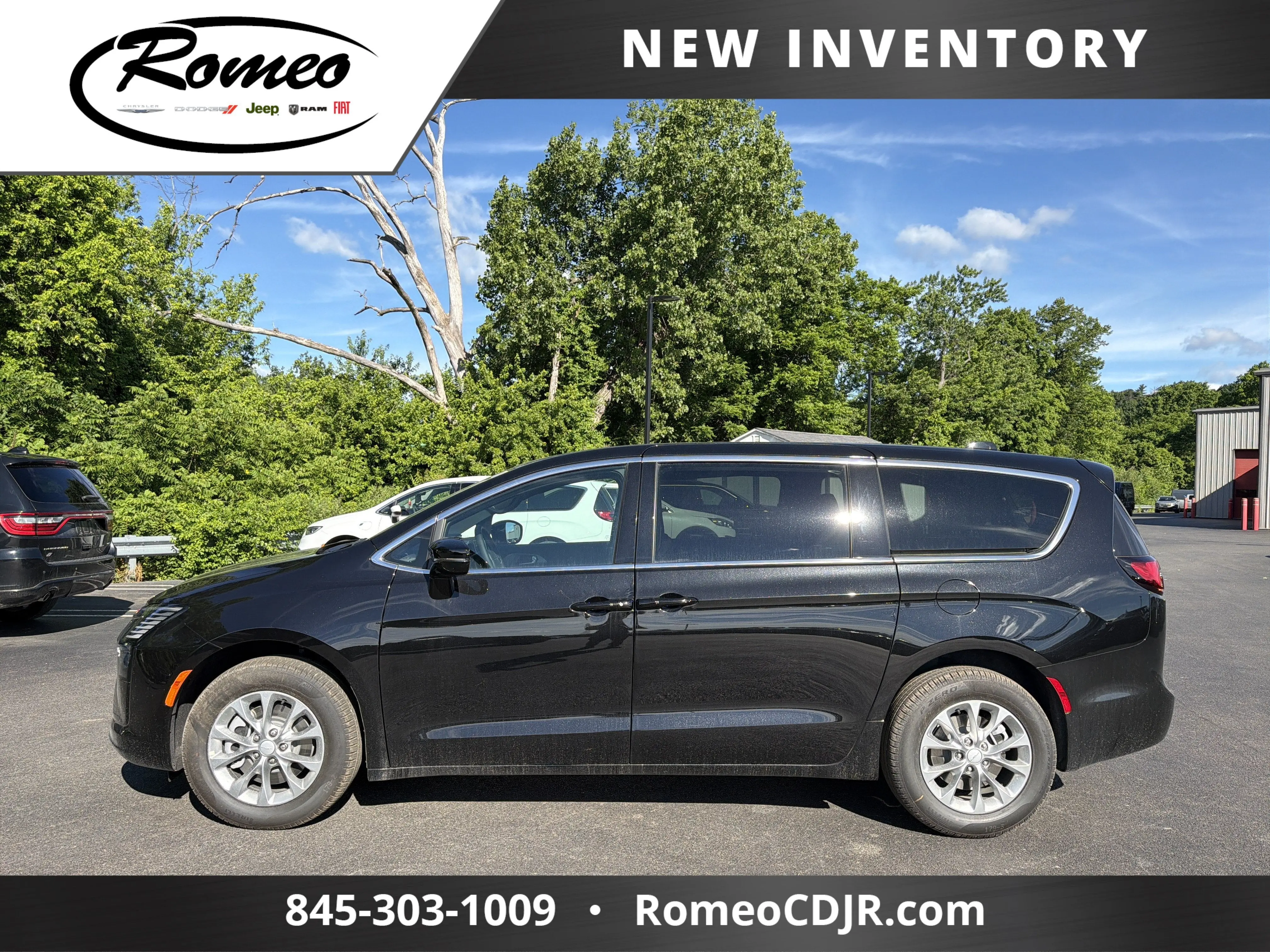 2027 Chrysler Pacifica Select AWD photo 5