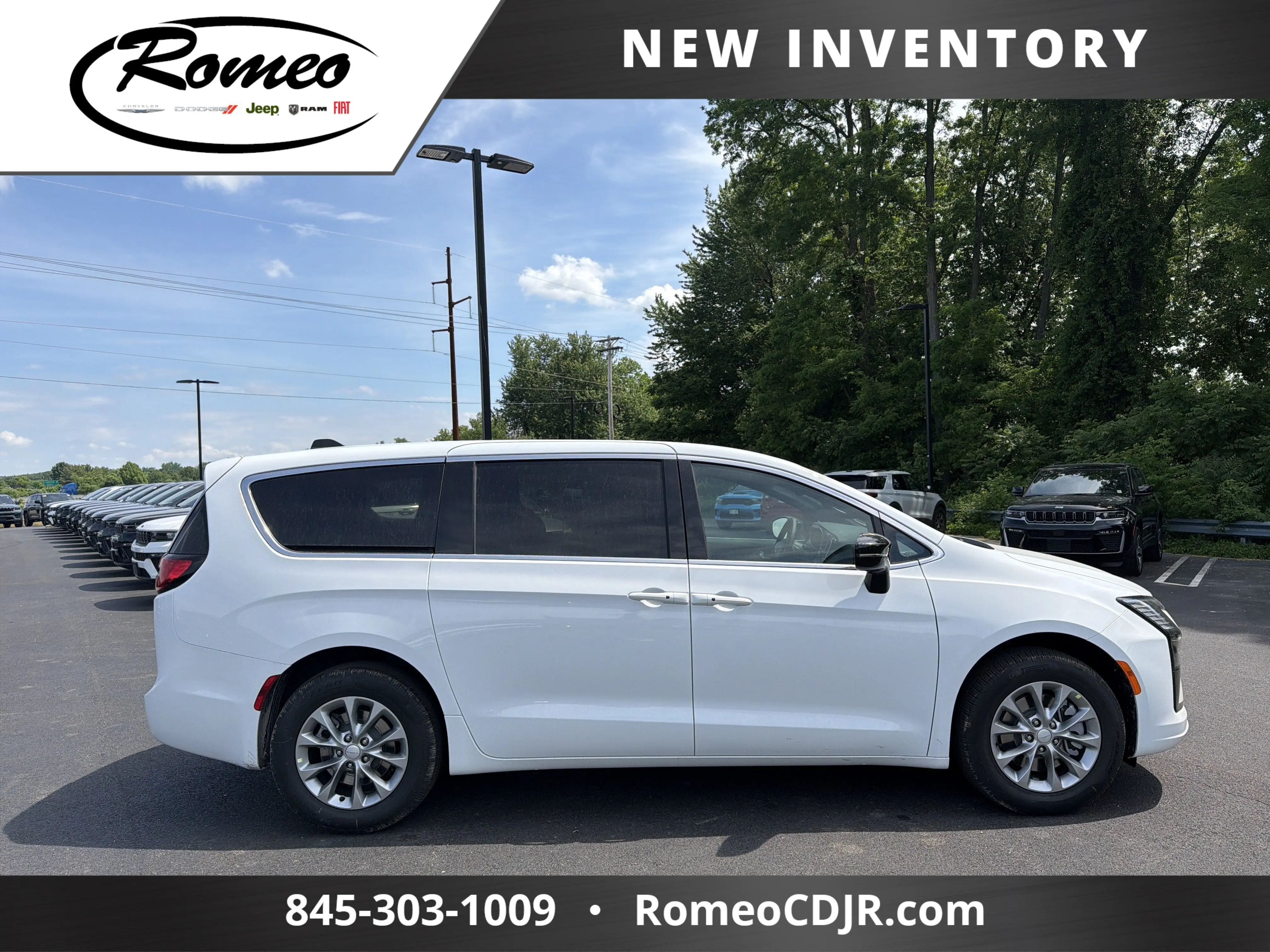 2027 Chrysler Pacifica Select AWD photo 3