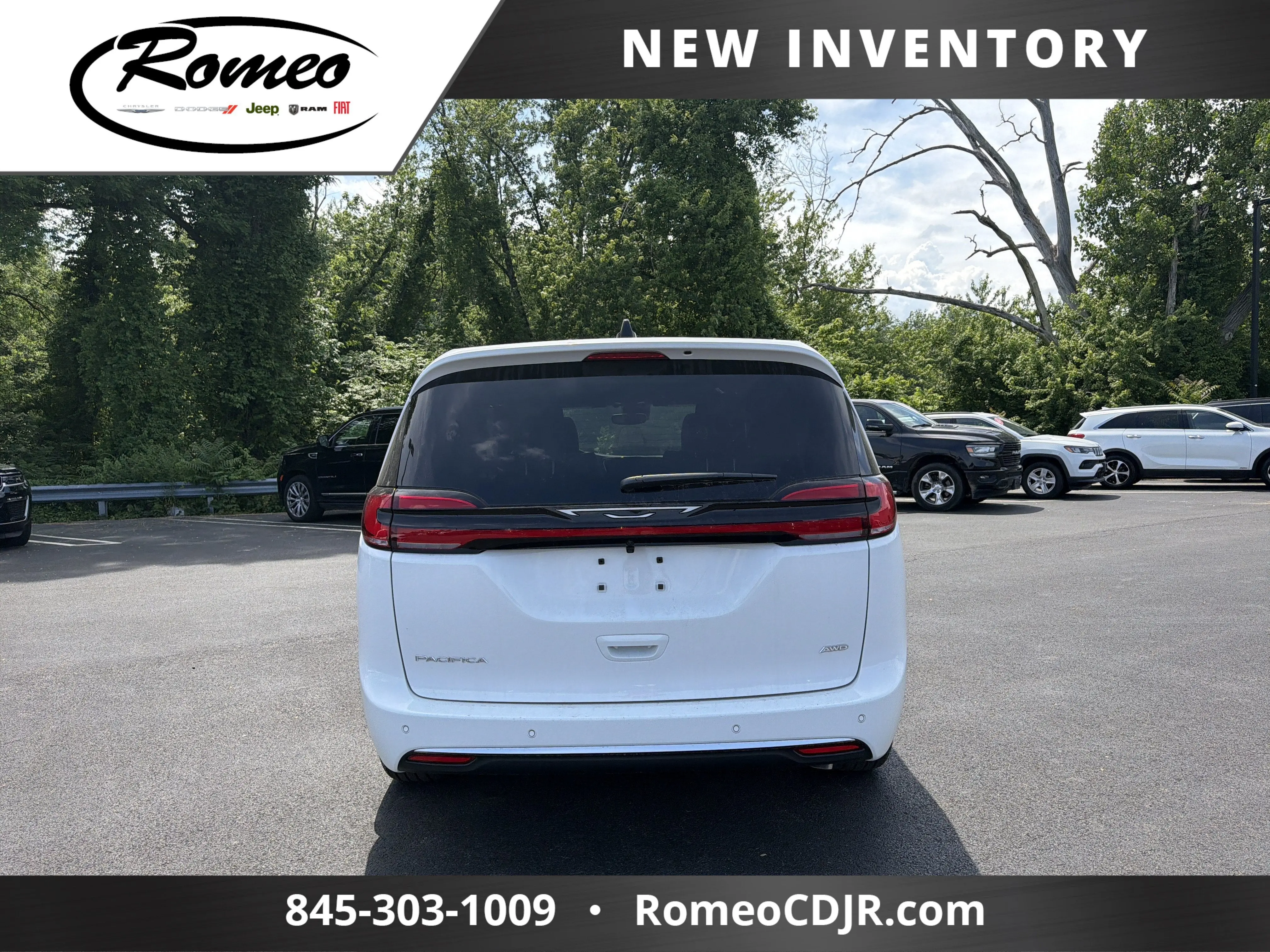 2027 Chrysler Pacifica Select AWD photo 4