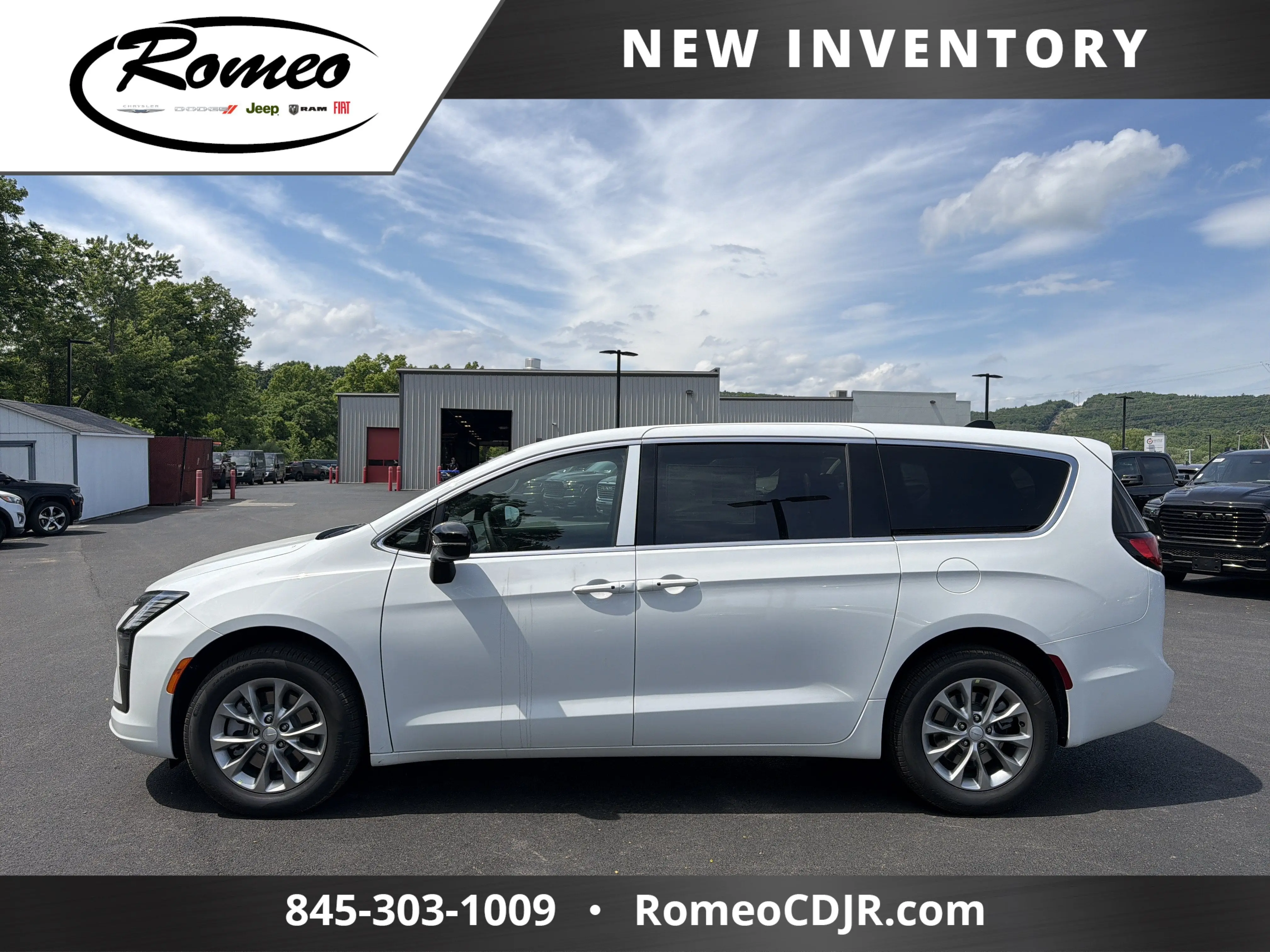 2027 Chrysler Pacifica Select AWD photo 5