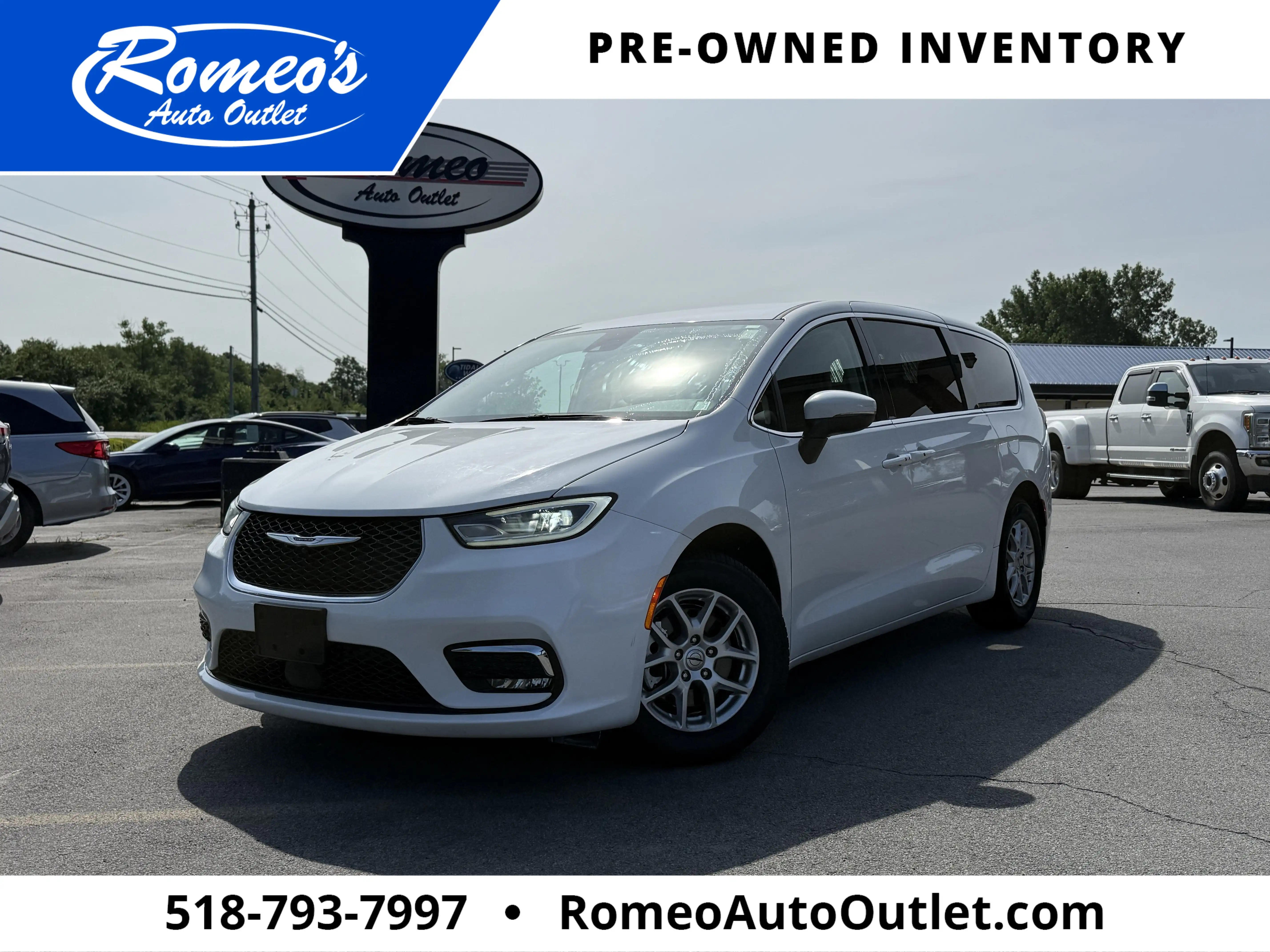 2023 Chrysler Pacifica Touring L's photo