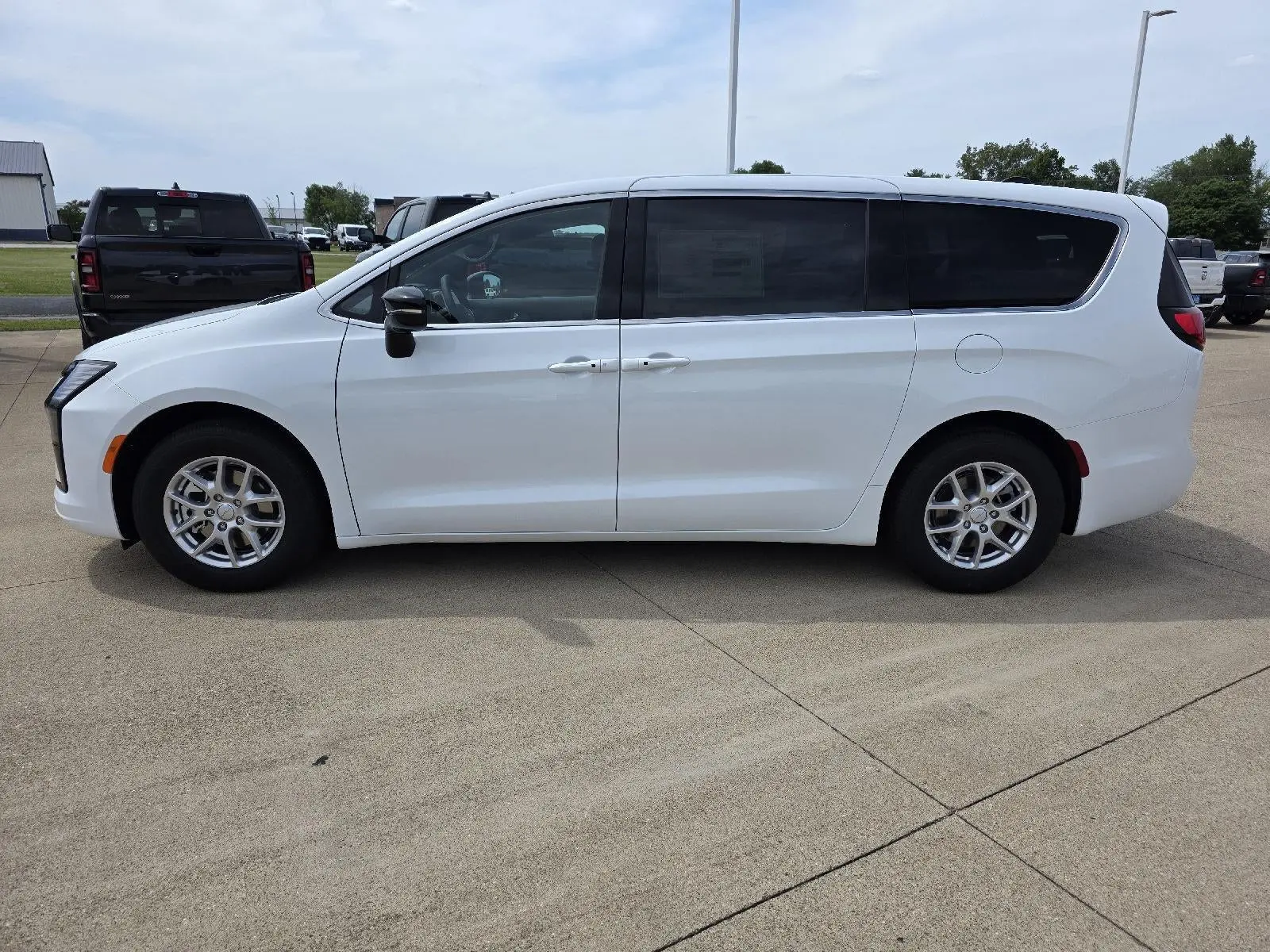2027 Chrysler Pacifica Select photo 5