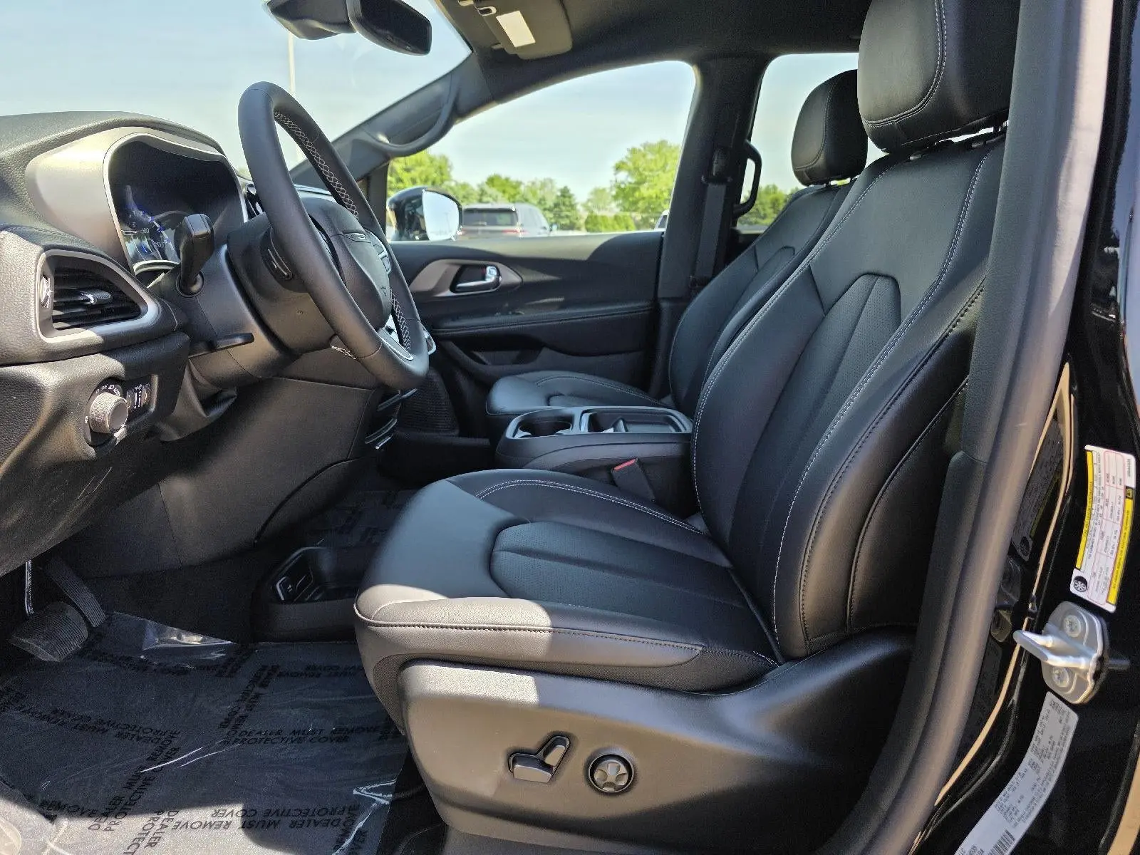 2027 Chrysler Pacifica Select photo 3